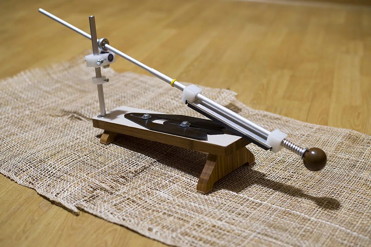 Приспособление для ножей. Приспособление для заточки. приспособа для заточки ножей. держатель угла заточки ножа. точилка для дисковых раскройных ножей.