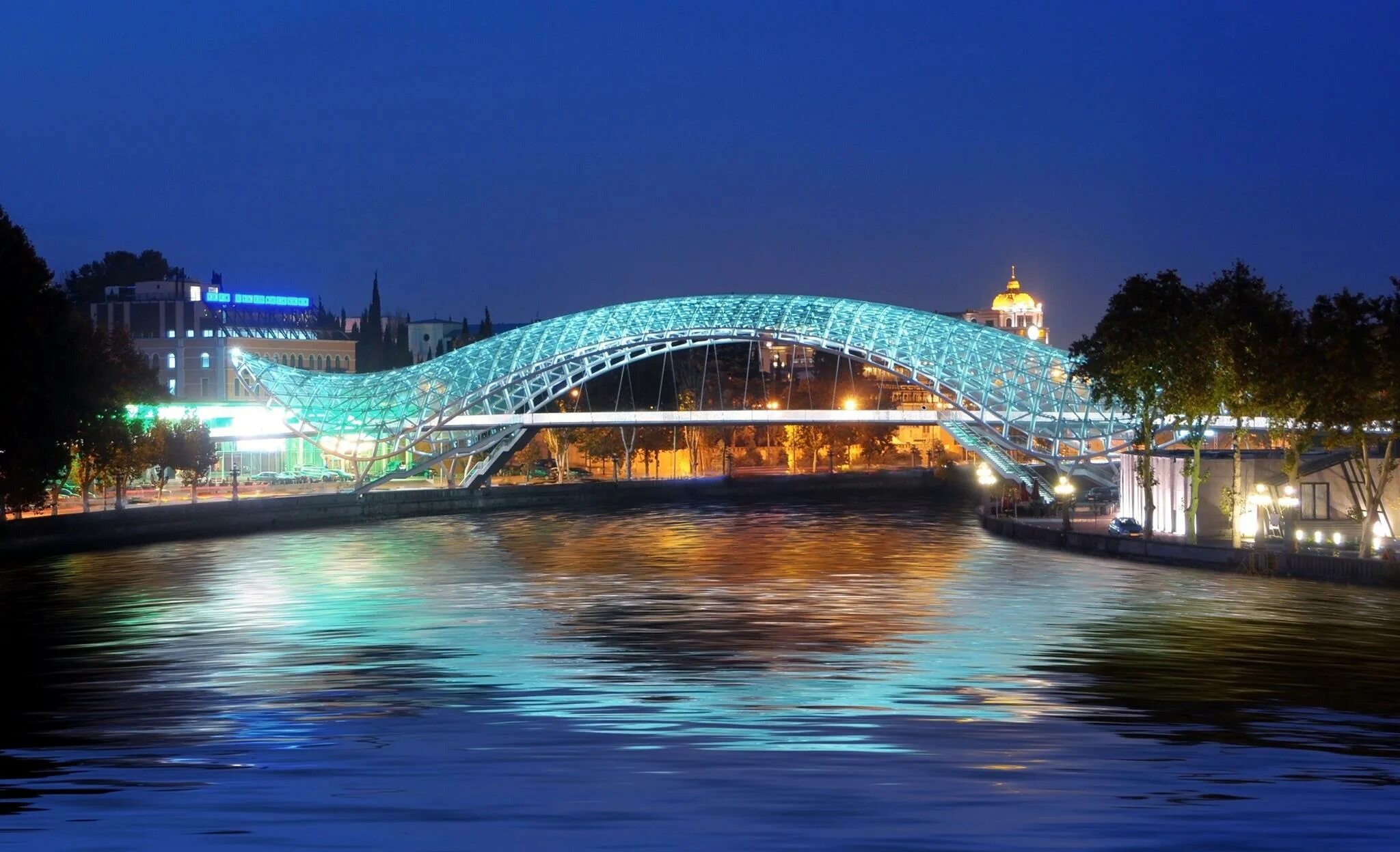 Мост в грузии. Стеклянный мост в Тбилиси. Хрустальный мост Тбилиси.