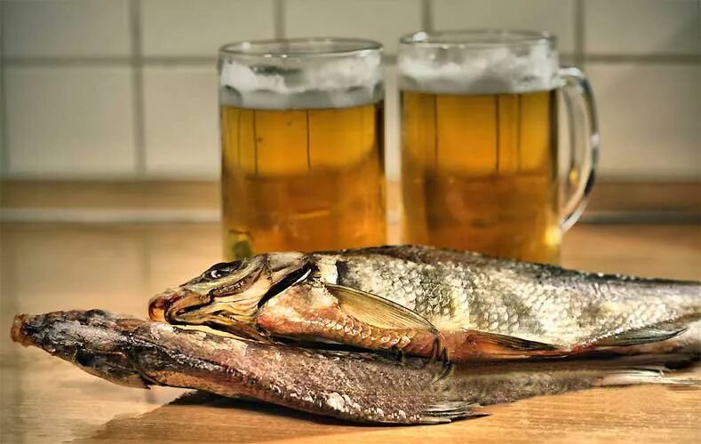 Рыба пьет пиво. Пиво вобла.