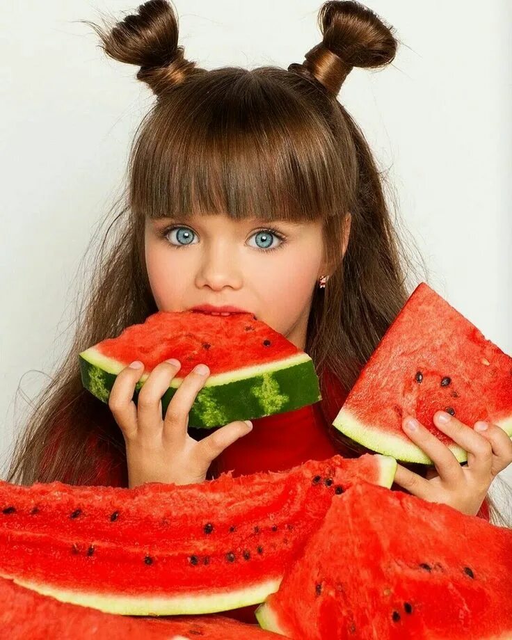 Фотосессия с арбузами детская. Дети едят арбуз. Дыню девочки. Фотосессия с арбузом. Дыню девочки.