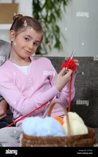 Девочка вяжет шарф