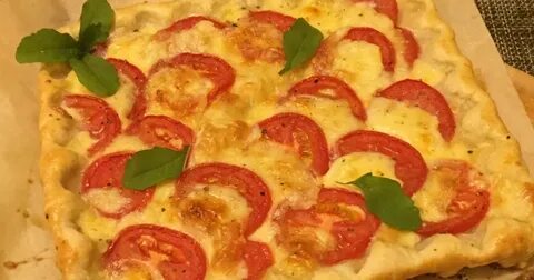 Пирог с моцареллой и помидорами