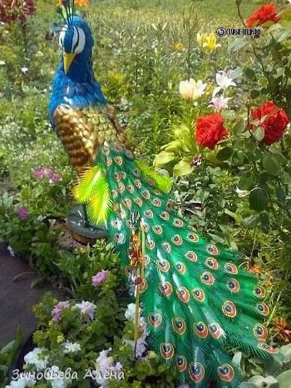 павлин алены зиновьевой. цветы из пластмассовых бутылок. павлин из пластиковых бутылок. поделки из пластиковых бутылок. цветы из бутылок.