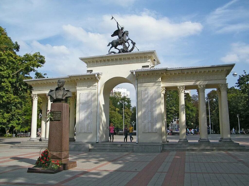 Краснодарский край г москва. Сквер Жукова Краснодар. Памятники в сквере Жукова Краснодар. Фонтан в сквере Жукова Краснодар. Триумфальная арка Краснодар.