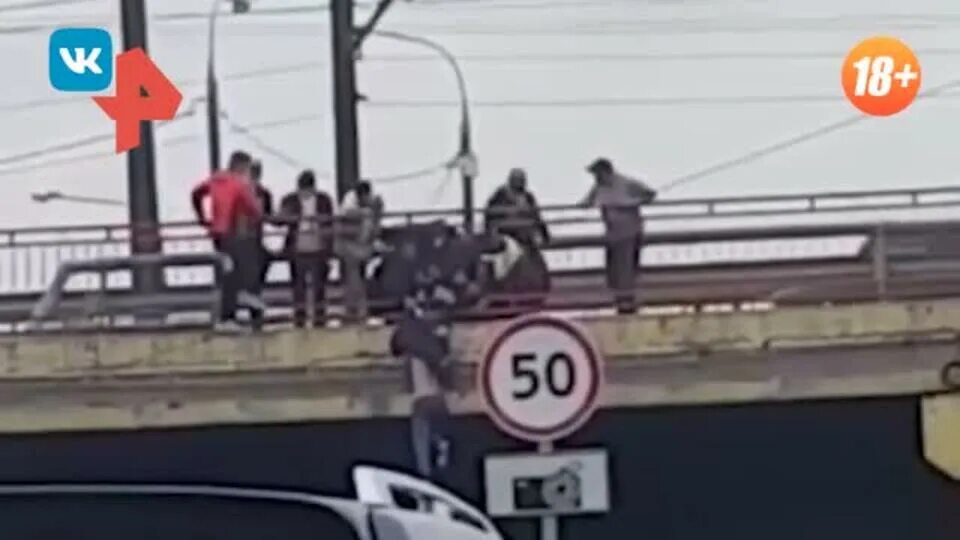 Падающий человек ричард дрю 2001. Падающих под 3. Прыжок с третьего этажа. Девушка упала в подъезде. Человек упавший с высоты.