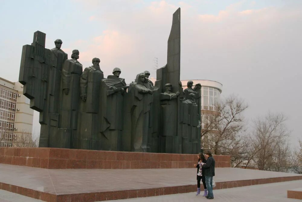 Какие есть военные памятники. Город Воронеж мемориал. Памятники солдатам в Воронеже. Памятник на площади Победы Воронеж. Памятники Великой Отечественной войны в Воронеже.