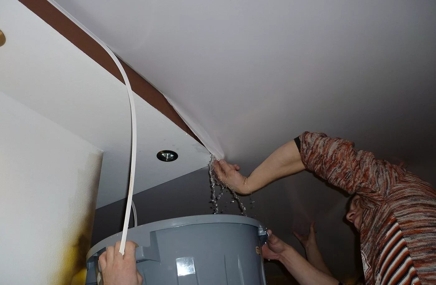 Можно ли в ванной делать натяжной потолок. Слить воду с натяжного потолка. Затопили натяжной потолок. Натяжной потолок протечка.
