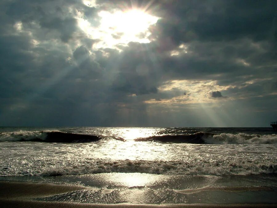 Грустью море не вычерпаешь. Грустное море. Грустный пейзаж с морем. Художественное фото море. Хмурый день на море.