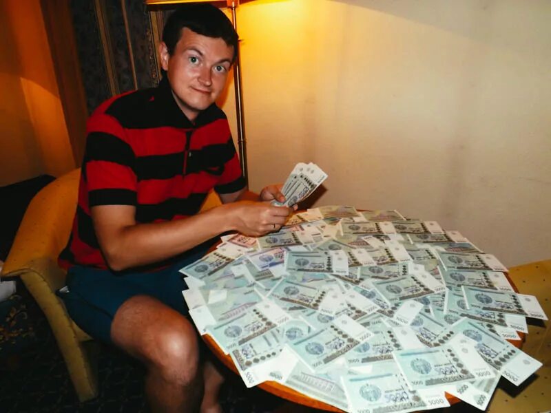 Видео русское реальное за деньги. Человек с деньгами. Узбек с деньгами. Много денег. Куча денег.