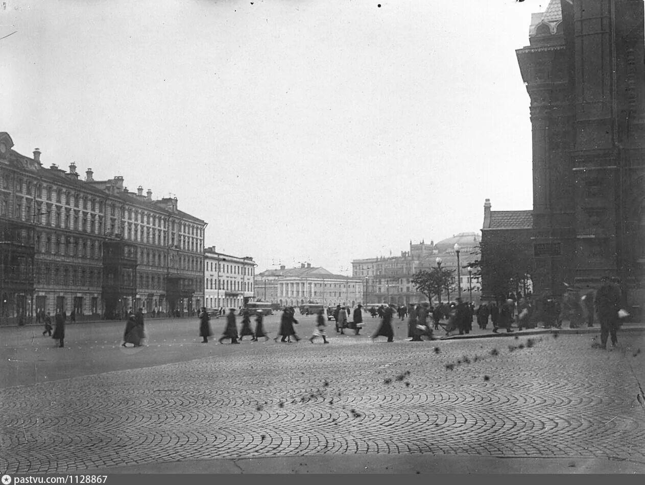 История пл. Площадь революции в Петербурге 1940. Площадь революции Москва. Москва 1937 год. Площадь революции в Москве история.