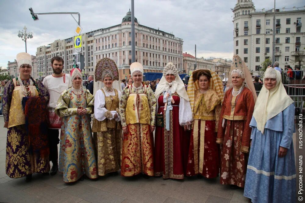 Курсы русских начал. Русские начала. Историческая реконструкция русского костюма. Много людей в традиционных нарядах. Русские начала студия традиционного костюма.