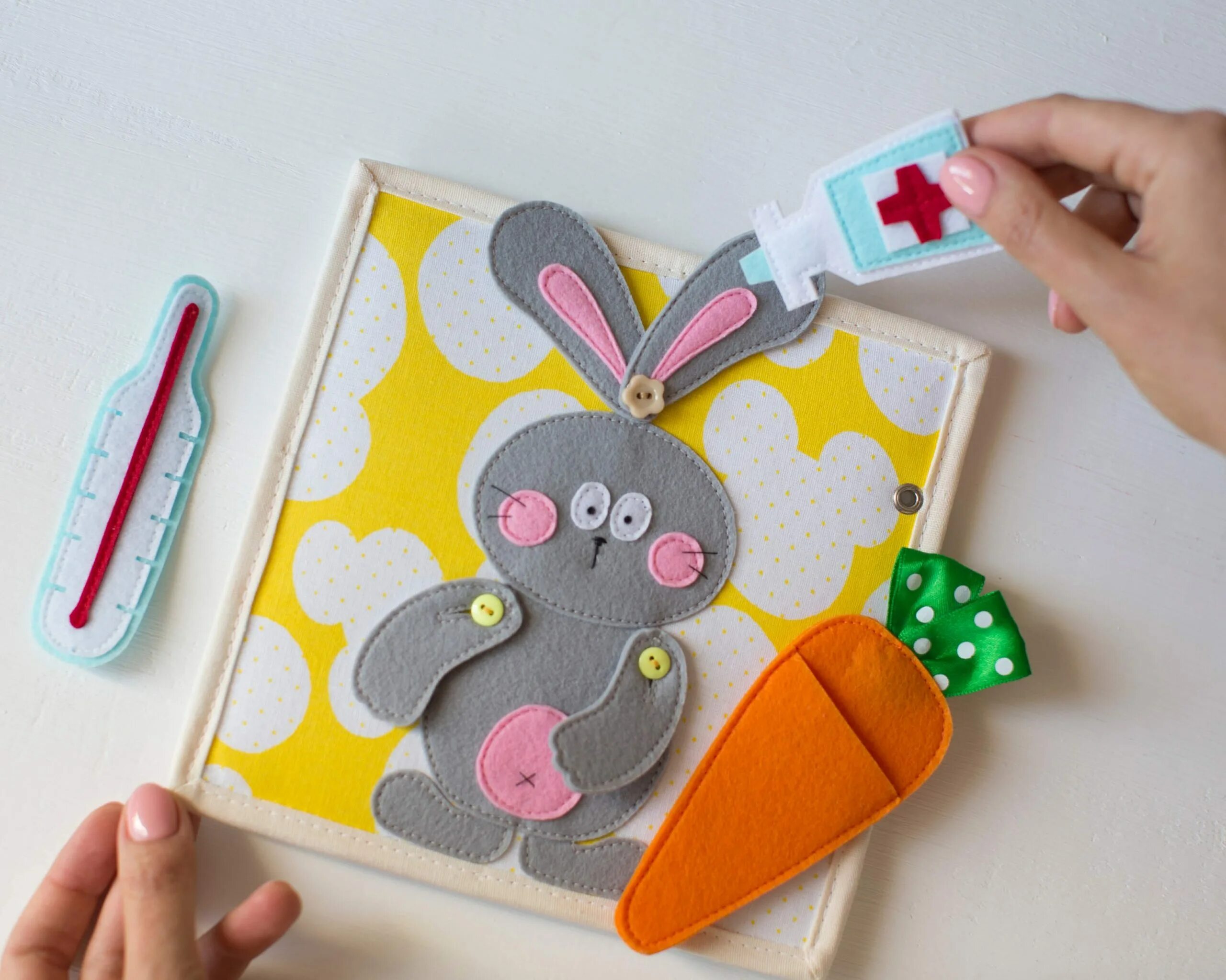 фетровые книжки для детей. мягкие развивающие книжки для малышей. развивающая мягкая книжка. полезные развивающие книги. развивающая книжка.