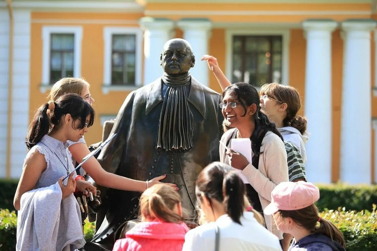 Туристы в Петербурге. Иностранные туристы в Санкт-Петербурге. Иностранцы в Питере. Иностранные туристы в Петербурге.