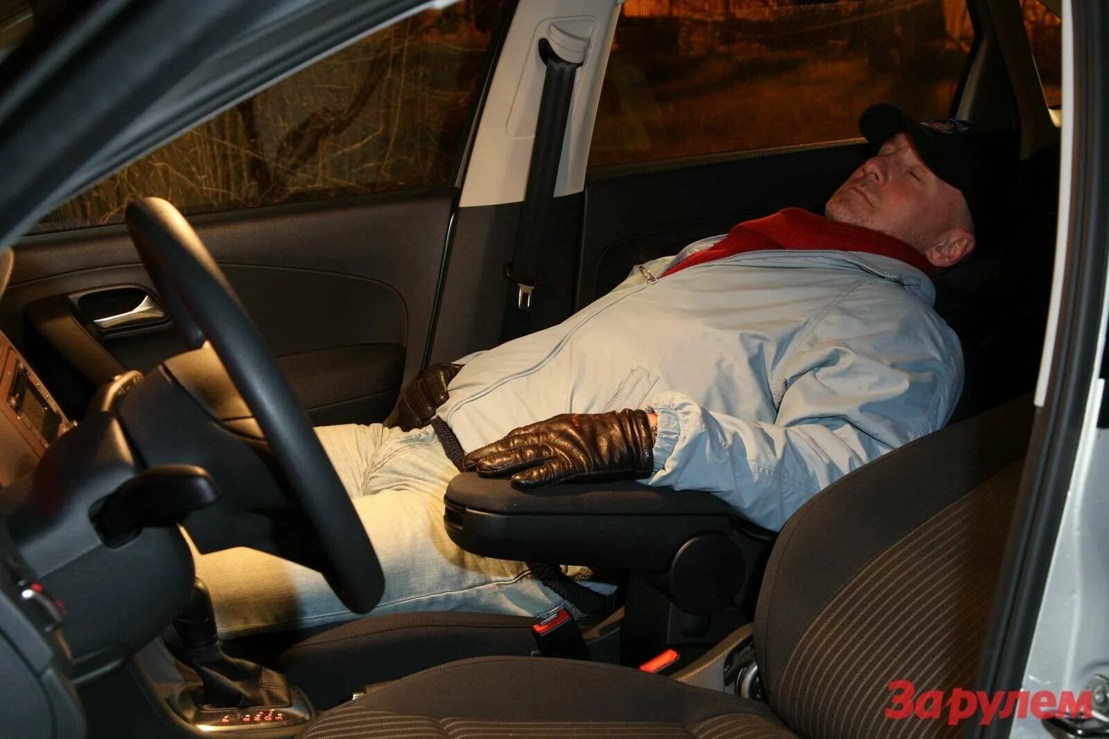 Сидеть на пассажирском сидении. Мужчина на пассажирском сидении. Уснул в машине. Лежа на машине. Спать в машине.