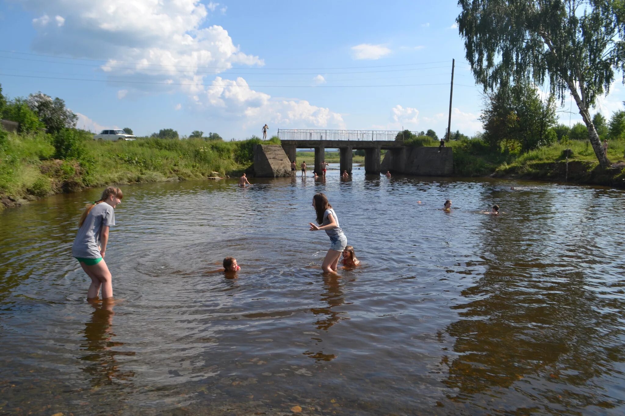 Купаться в реке видео. Купание в реке. Купаться в реке. Купаемся на речке. Люди купаются в реке.