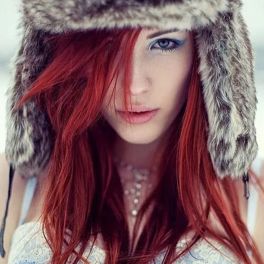 Redhead red. Рыжая девушка зимой. Рыжая шапка. Рыжая девушка в шапке. Шапки для рыжеволосых девушек.