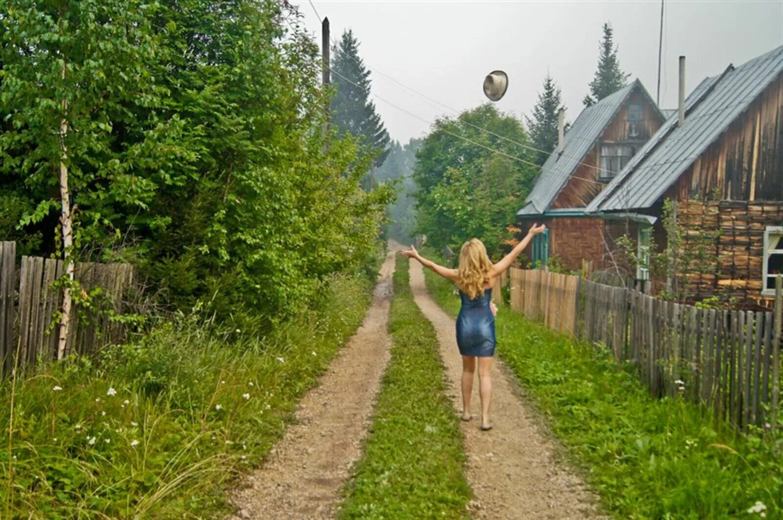 Эх отдых. Лето в деревне. Девочка в деревне. Дача летом.