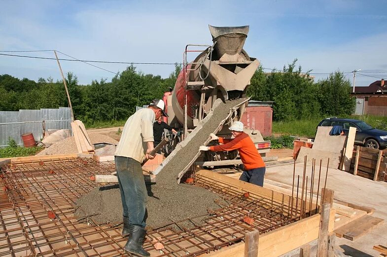монолитные конструкции. высокопрочный бетон. заливка бетона. бетонные работы в строительстве. бетонщик-арматурщик.