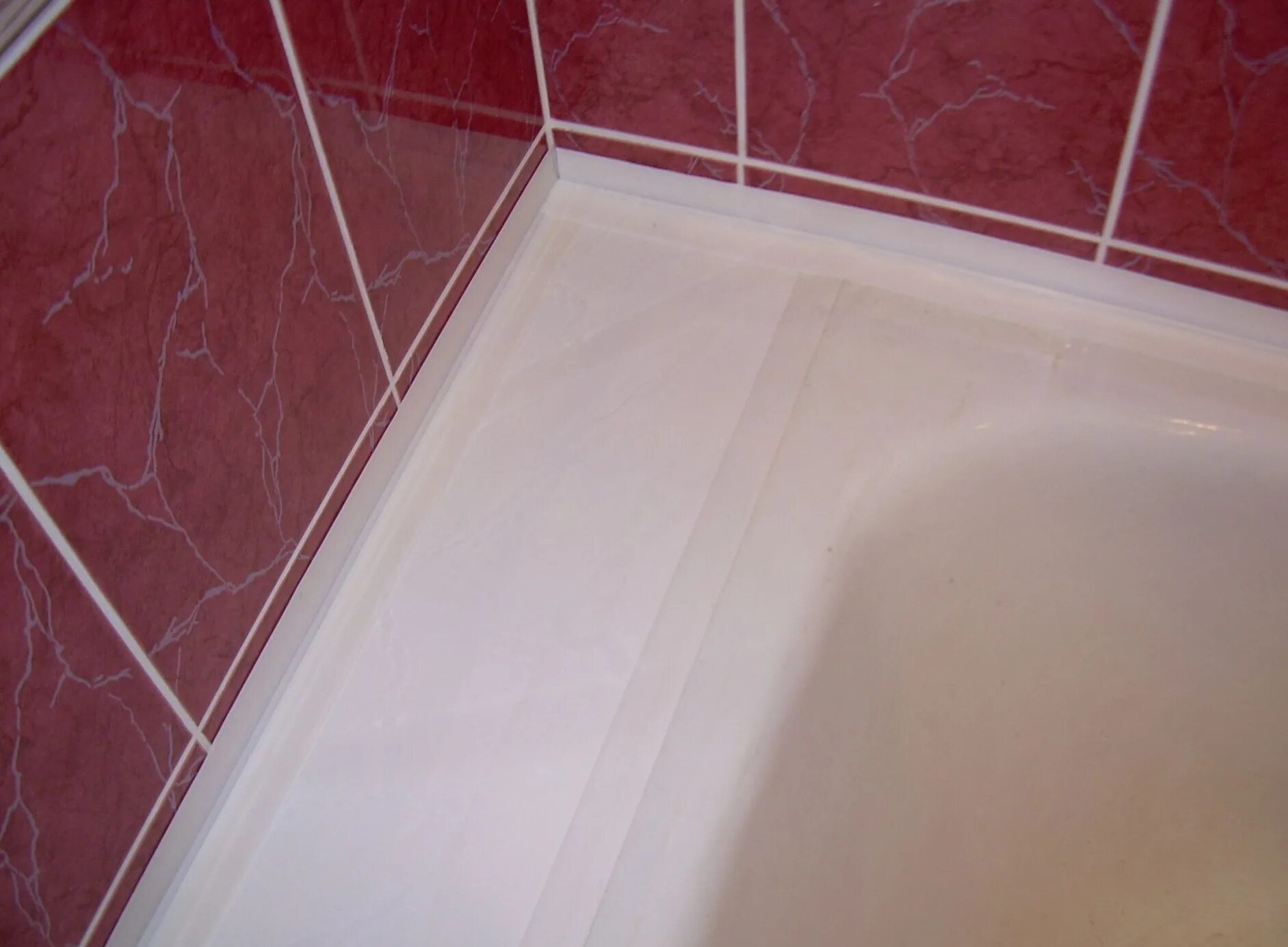 Стык плитки и стены. Стык ванны и плитки. Шов между ванной и стенко. Плитка между ванной и стеной. Стык между ванной и плиткой.