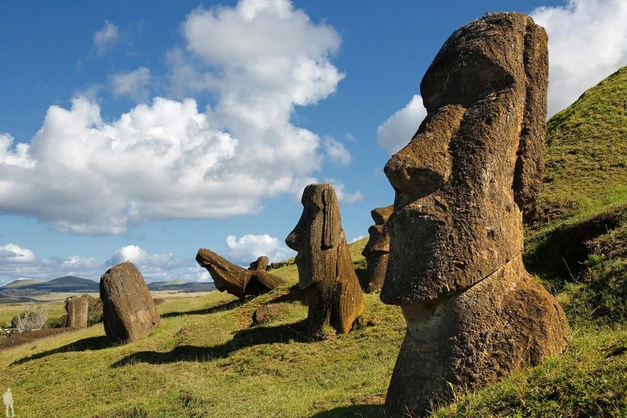 Каменные истуканы острова Пасхи. Каменные статуи Моаи остров Пасхи Чили. Истуканы Рапа-Нуи остров Пасхи. Остров Пасхи статуи Моаи.