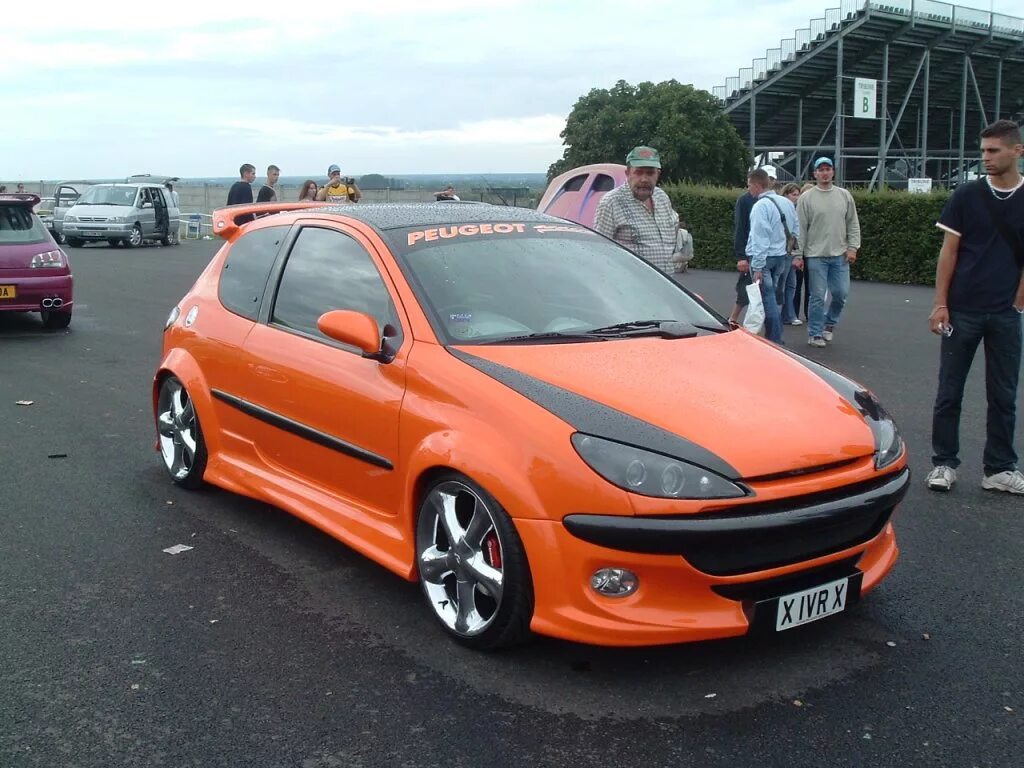 Тюнингованная пежо. Peugeot 206. peugeot 206 sport tuning. пежо 206 седан спорт. обвес на пежо 206.