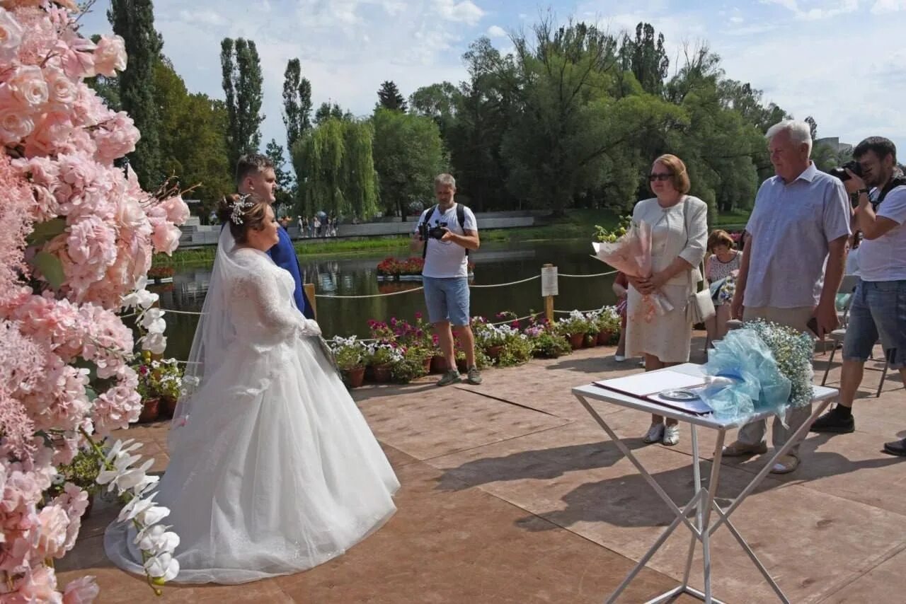 Регистрация брака. Парк Северный регистрация брака. Церемония у реки. Молодожены.