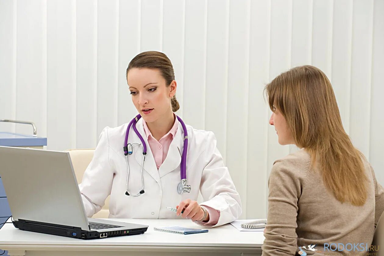 Придется идти к врачу. Беседа с врачом. Девушка врач. Посещение врача. Врач и пациент.
