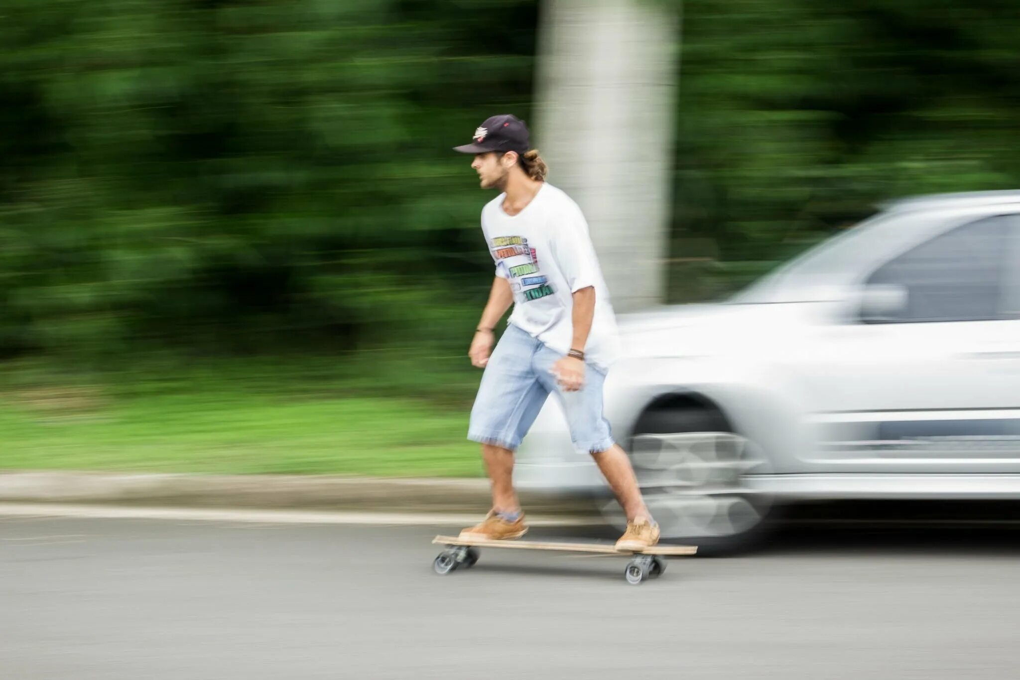 Можно ли кататься каждый день. Человек на лонгборде. Скейт на дороге. Скейтборд на дороге. Лонгборд с человеком.
