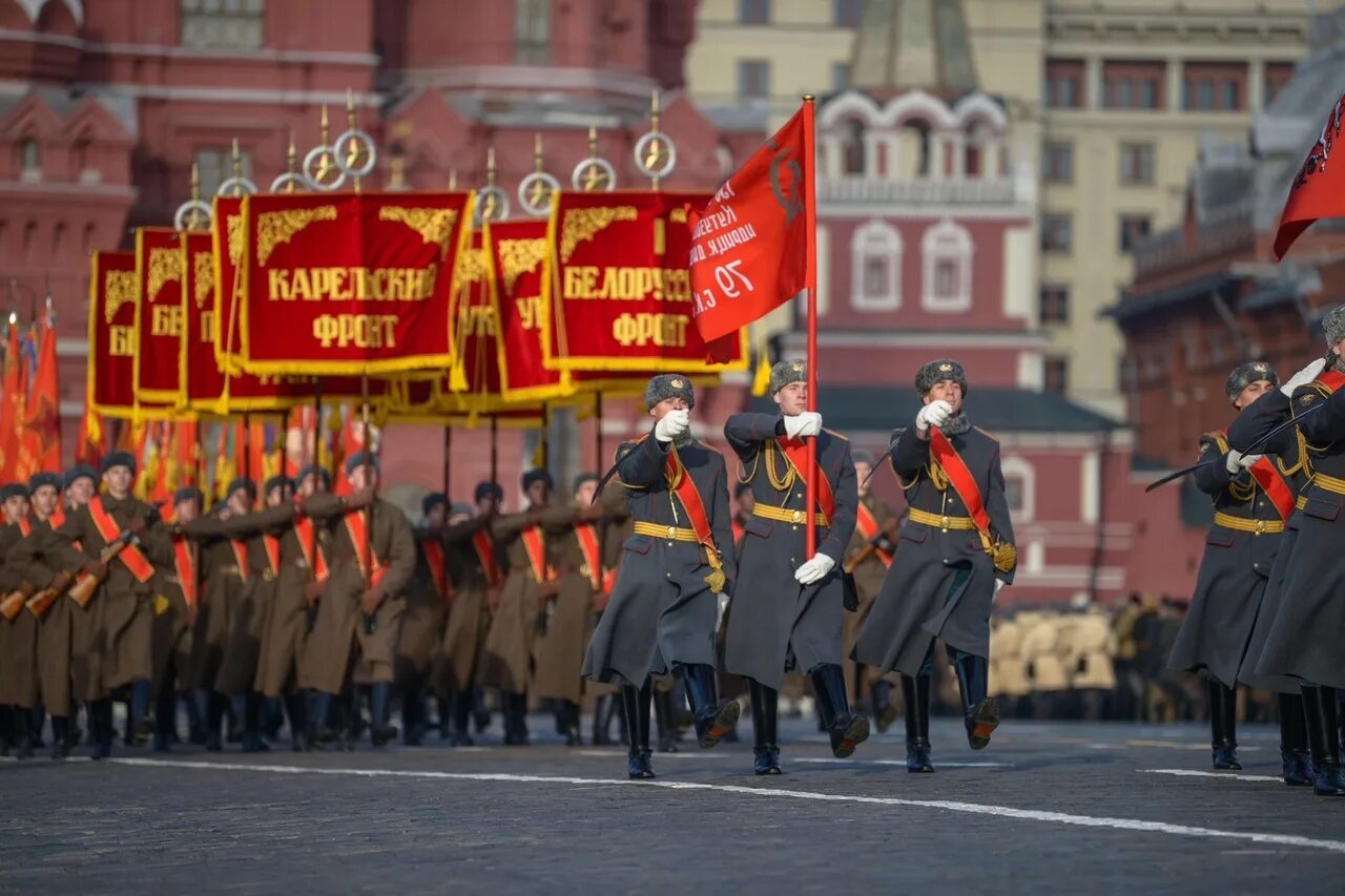 Парад победы годовщина. Парад на красной площади 7 ноября. Парад 7 ноября 1941. Парад советских войск на красной площади в Москве 1941. Парад на красной площади 7 ноября 1941 года.