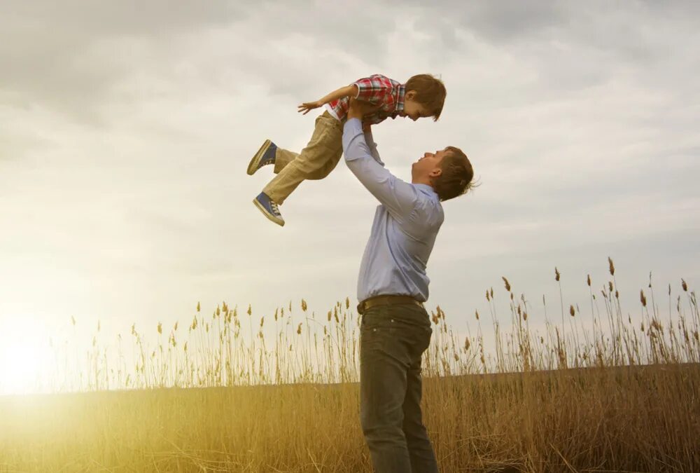 His loving daughter. Подбрасывает ребенка. Отец подбрасывает ребенка. Ребенка подбрасывают в воздух. Отец с детьми в полях.