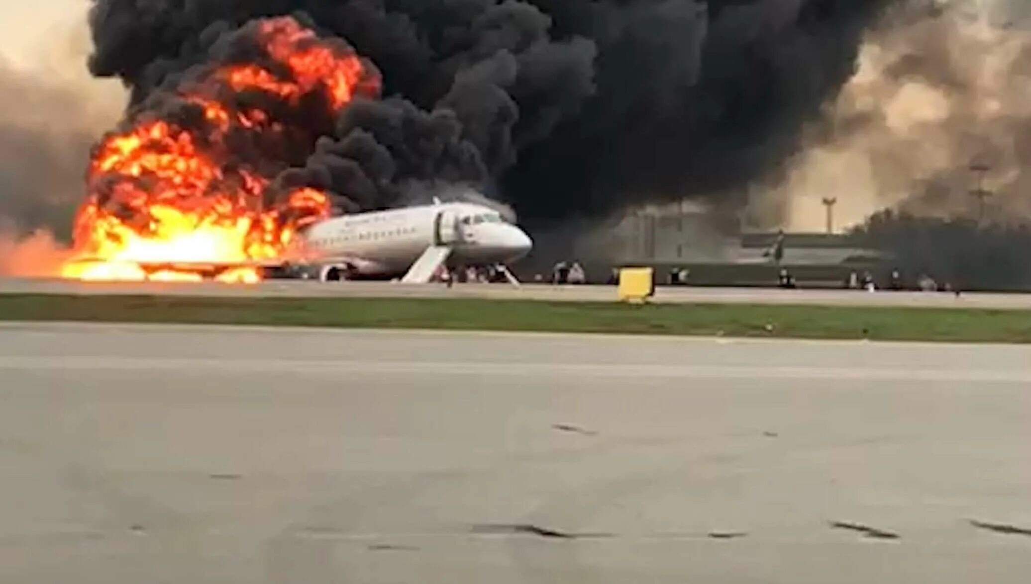 Катастрофа SSJ 100 В Шереметьеве. Крушение Superjet 100 в Шереметьево. Сгоревший SSJ 100 В Шереметьево. Авиакатастрофа в Шереметьево 2019.