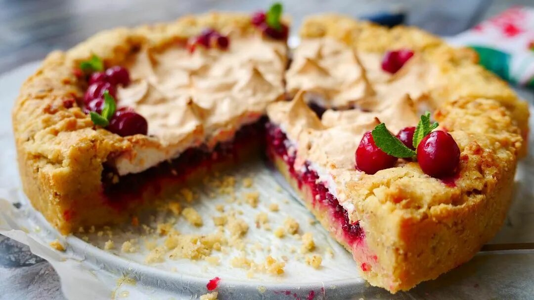 пирог с клюквой из песочного теста. пирожки с клюквой. пирог с клюквой из песочного теста. пирог с калиной. пирог.