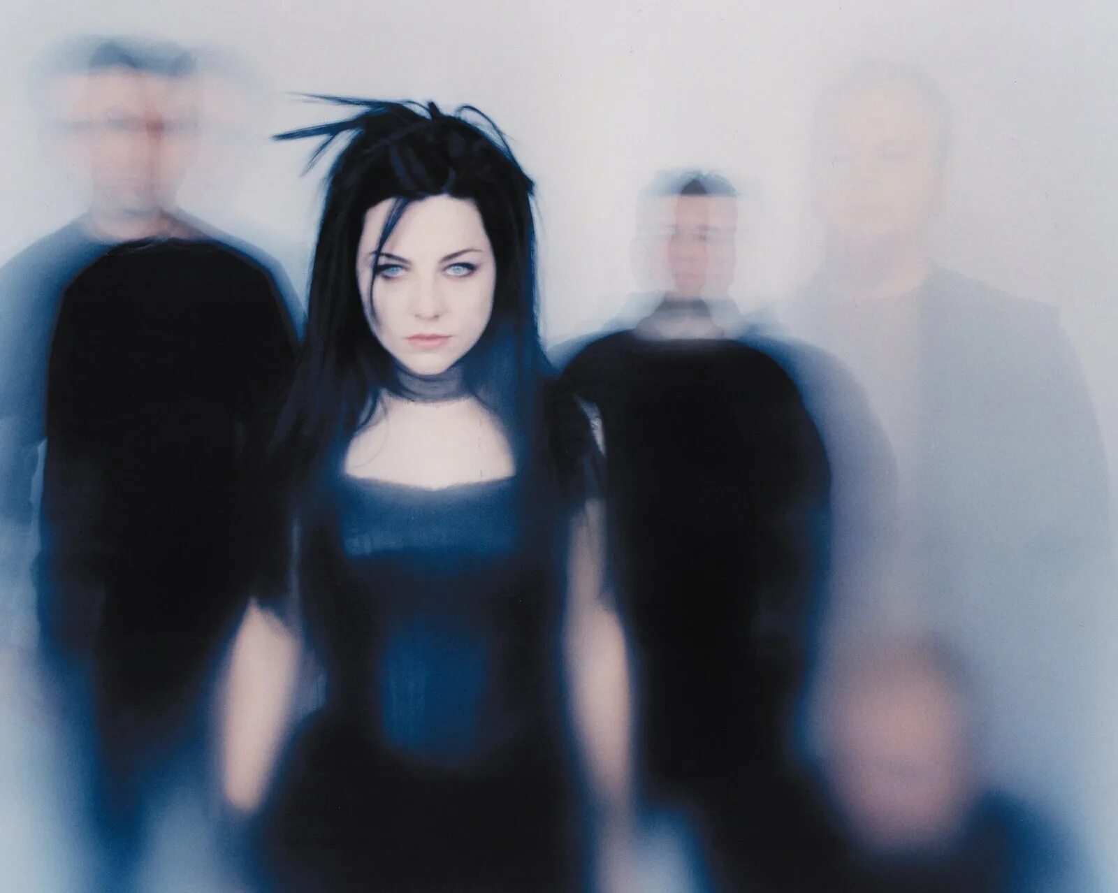 Evanescence fallen anniversary. Evanescence fallen кассета. Evanescence fallen anniversary. эванесенс salituro. альбом эванесенс 2003.