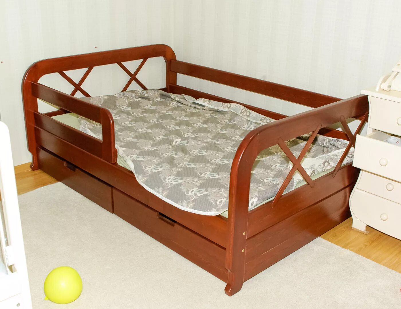 Детские полуторки. Кровать Скай. Кровать Скай-4 массив бука (Диамант-м). Кровать односпальная детская с бортиками. Кровать деревянная односпальная с бортиком.