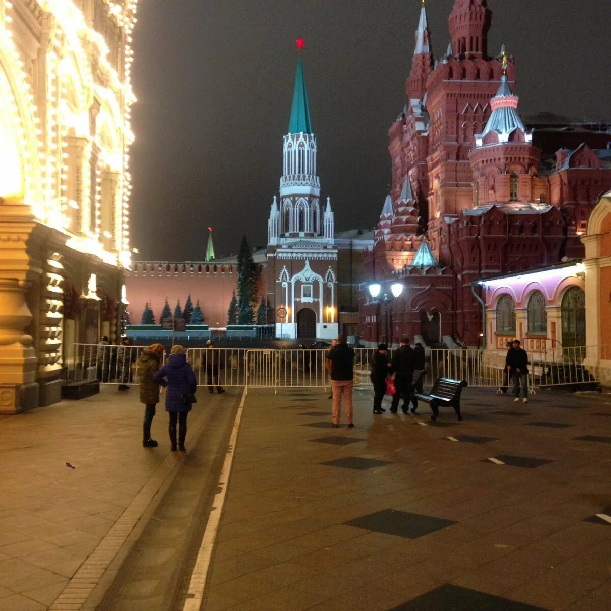 Жить в реальном времени. Красная площадь ночью. Ночная красная площадь в Москве. Кремль вечером. Центр Москвы красная площадь.