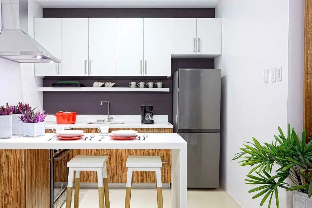 Кухня в узком коридоре. Кухня вдоль длинной стены. Кухонный гарнитур вдоль стены. Кухонный гарнитур прямой минимализм. Кухня в узком коридоре.