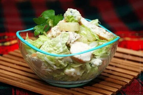 Курица с пекинской капустой огурцом