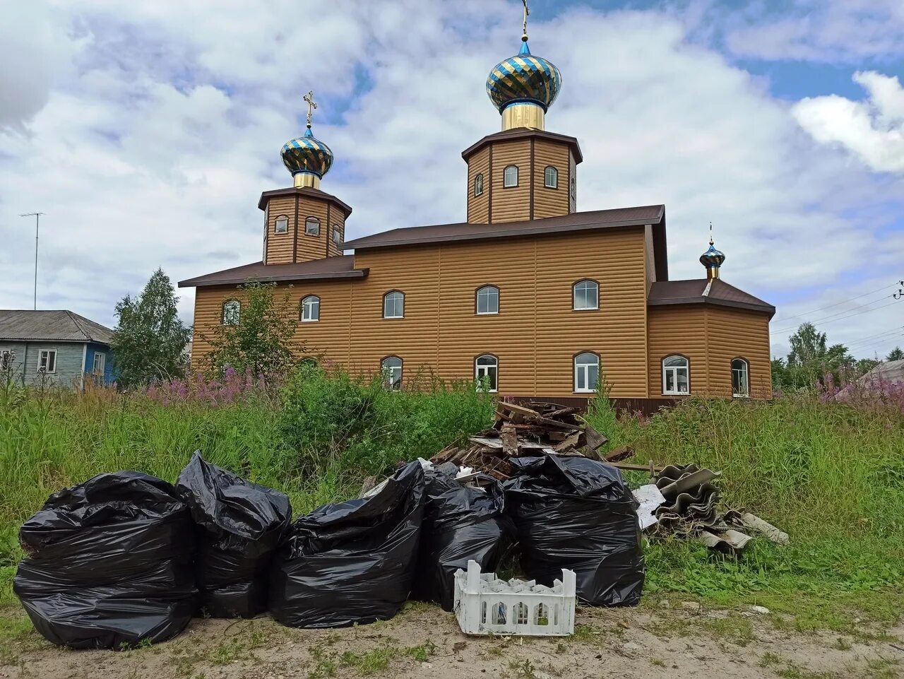 Погода архангельская область устьянский район п октябрьский. Храм в п.Октябрьском Устьянского района Архангельской области. Октябрьский Устьянский район Архангельская область. Посёлок Октябрьский Архангельская область Устьянский район. Поселок Октябрьский Устьянский район.