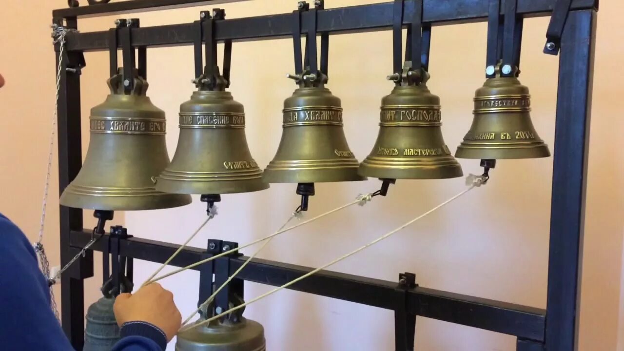 Звон корабельного колокола 5 букв. Карильон малиновый звон колокольня. Перебор колокольный звон. Колокола в церкви.