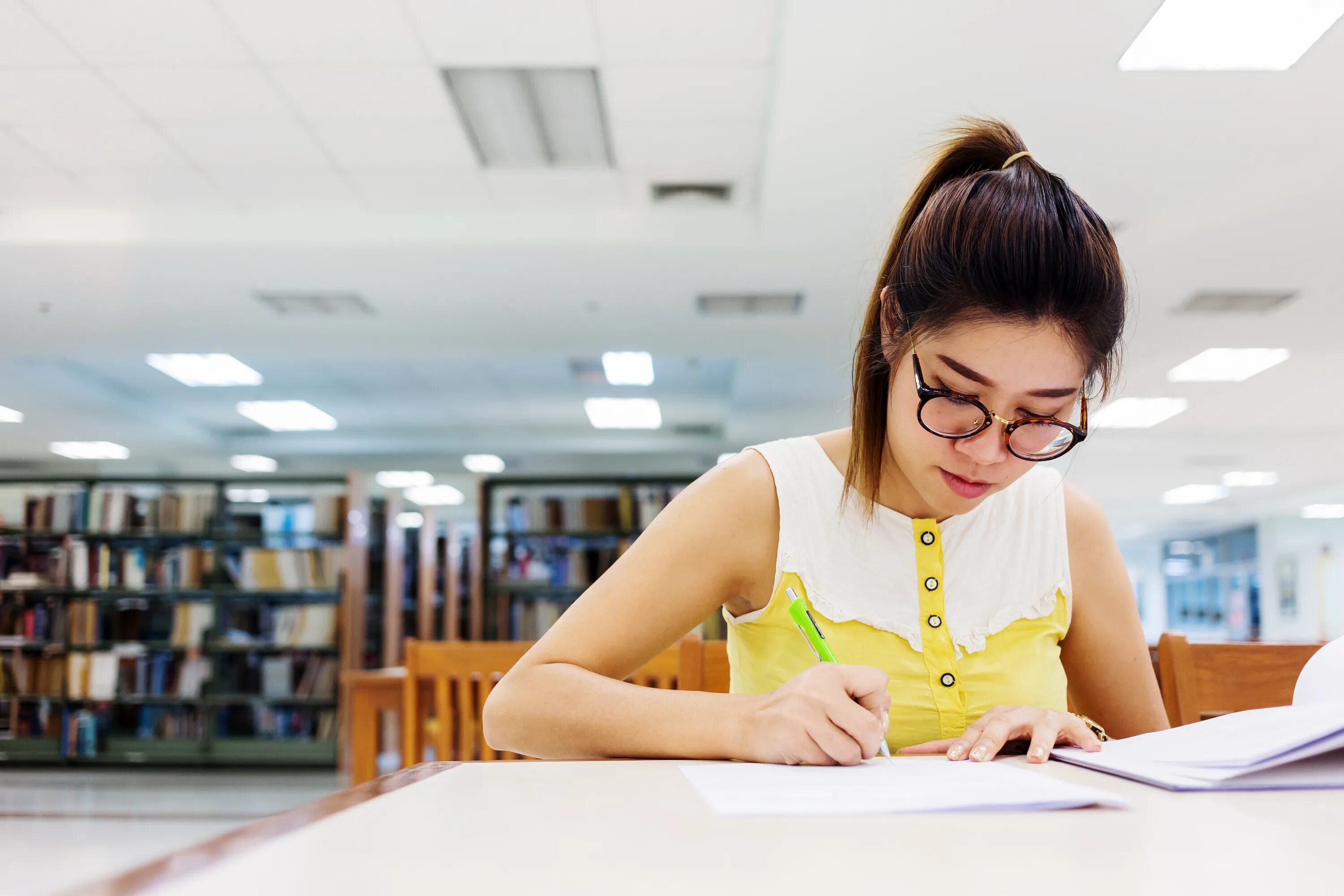 She study for her exams. Образованная женщина. Образование женщины. Изучение женщины. Женское обучение.