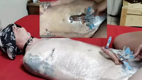 Herrin wickelt ihren Sissy-Sklaven in Frischhaltefolie ein und neckt die kl...