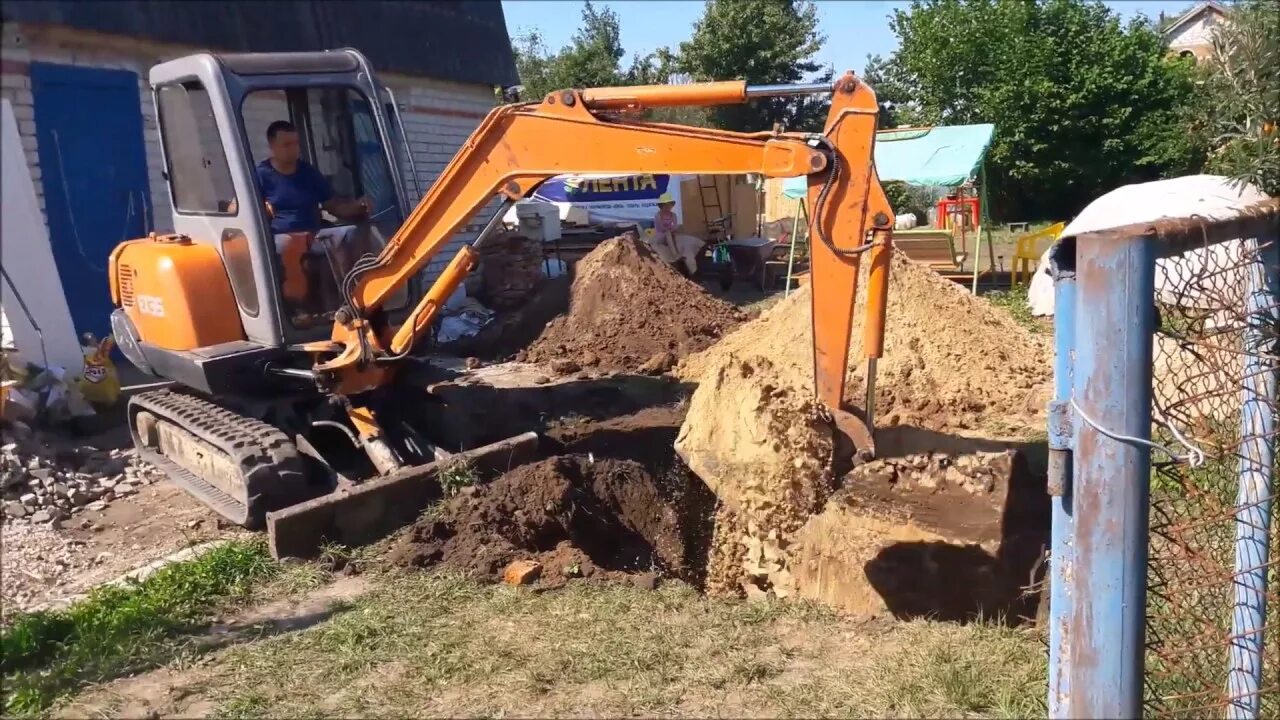 Экскаватор выкопать яму. Копка под септик экскаватором. копка колодца экскаватором. мини экскаватор септик. копка трактором под септик.