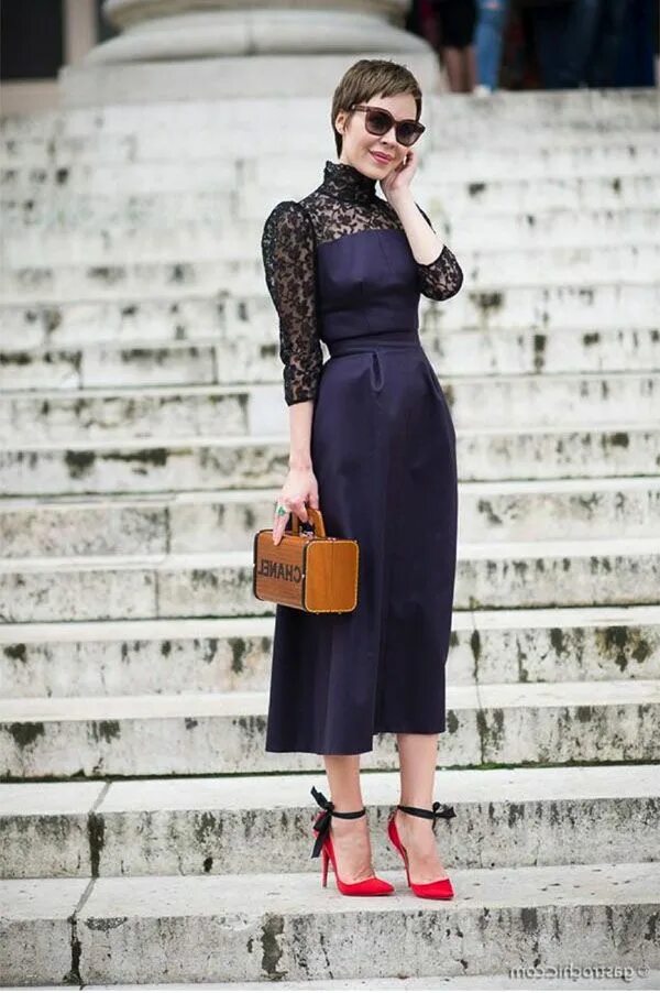 Lace wears. Ulyana Sergeenko Blue Dress. Street Style платье тюльпан.