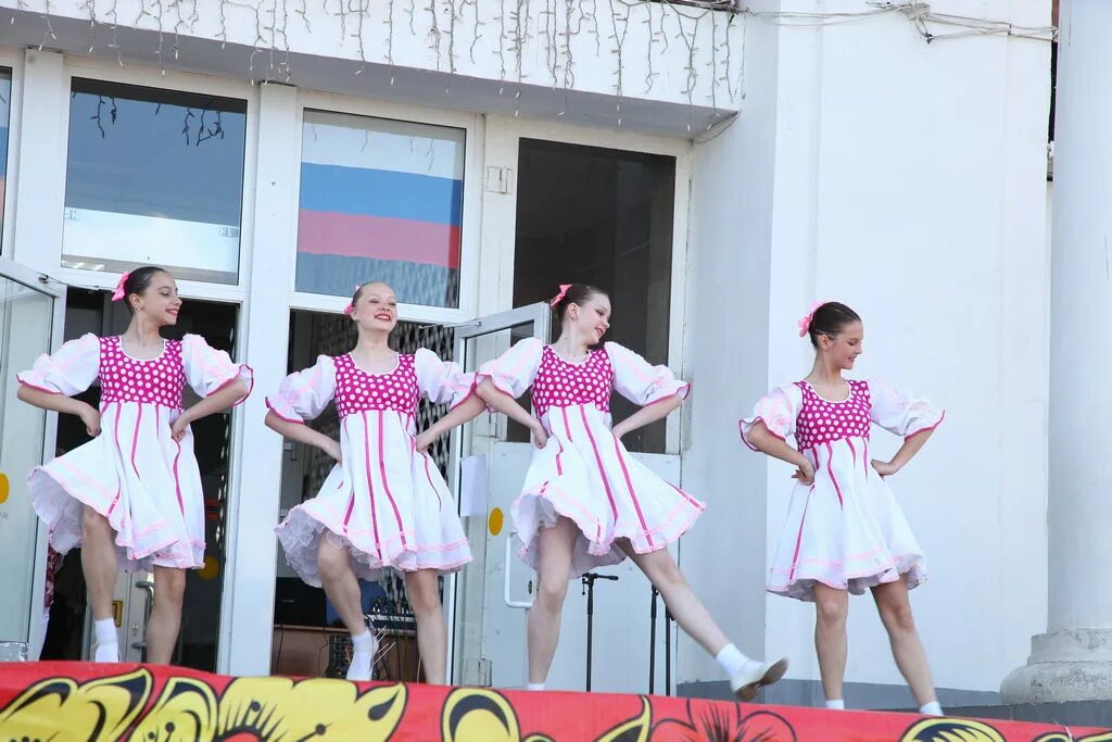 12 июня дк. 12 июня дк. Таганрог ансамбль карамельки дк фестивальный. 12 июня дк. Дк русь.