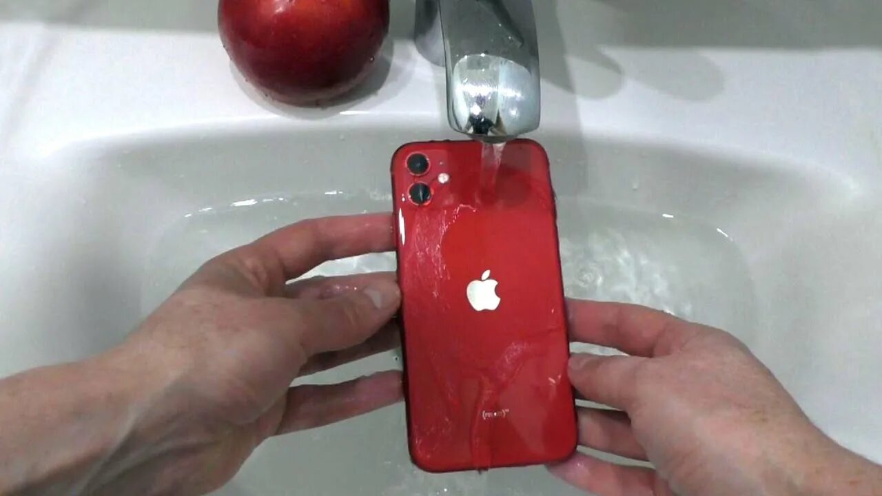 Удаление воды айфон. 11 Айфон непромокаемый?. Iphone 11 Водонепроницаемый. 11 Айфон Водонепроницаемый правда. Айфон 11 вода не проницаемый.