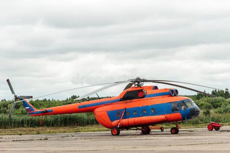 Красно синий вертолет. As-350 ютэйр. Красно синий вертолет. Красный вертолет. Вертолет синий белый красный.