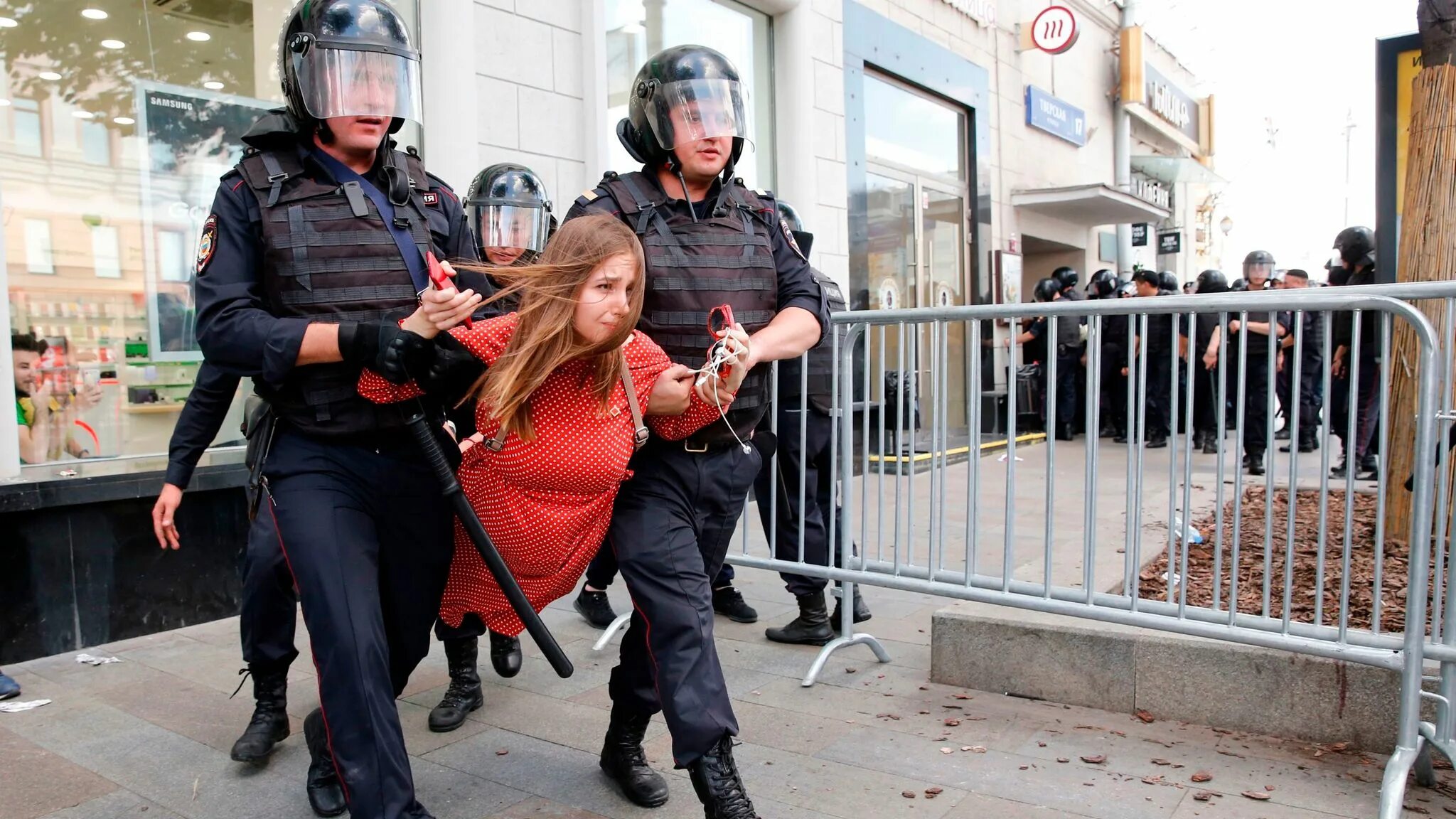 Задержание на митинге в Москве. Полицейские бьют людей на митинге. Сотрудники на митинге