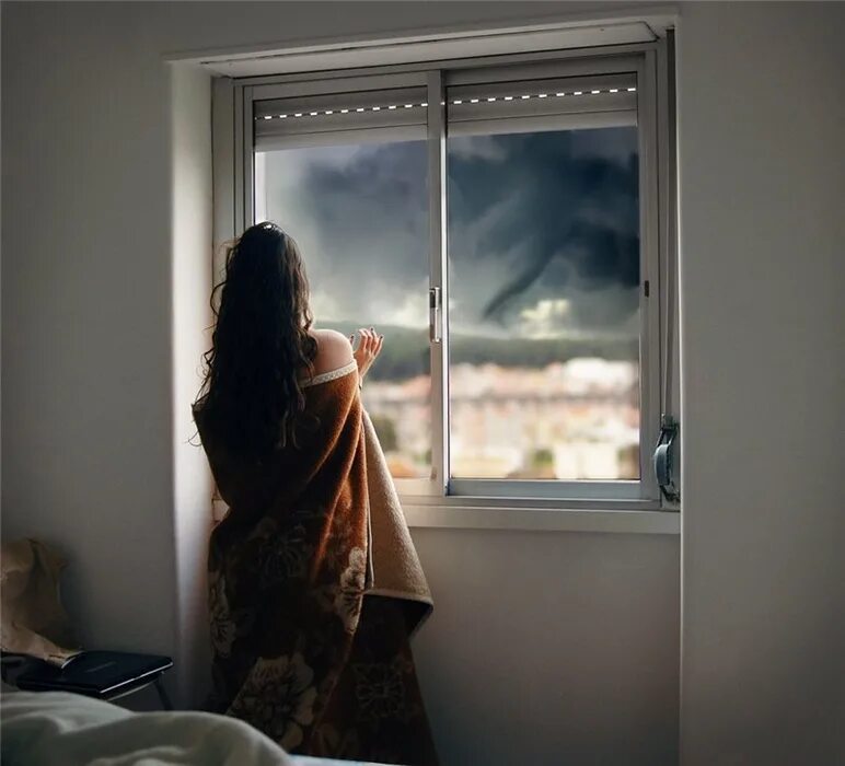 девушка на крыльце деревенского дома. ждет ее дома. человек на подоконнике. фотосессия возле окна. девушка у окна.