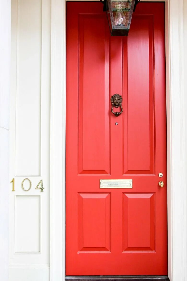 Красная входная дверь. Входная дверь красного цвета. Красная уличная дверь. Красная дверь в интерьере. Как открыть красную дверь