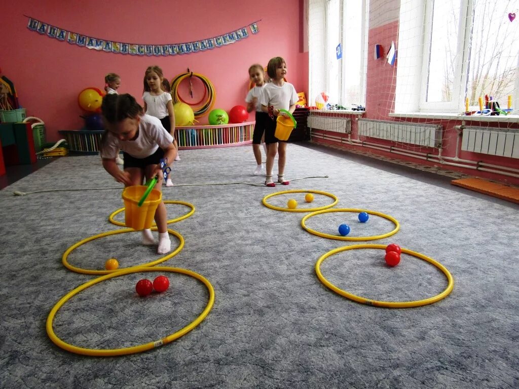 Спортивное развлечение день здоровья младшая группа. Спортивное развлечение в детском саду. Физкультурное развлечение в детском саду. Спортивное мероприятие в детском саду. Спортивные развлечения дошкольников.